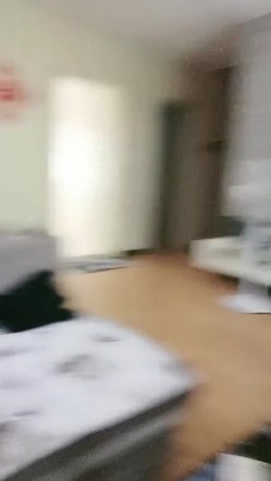 骚姑姑勾搭上门送外卖的小哥激情啪啪，口交大鸡巴让外卖小哥在地上各种爆草抽插，直接射在嘴里给狼友看吞精 截图3