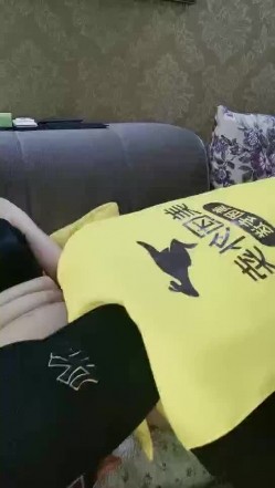骚姑姑勾搭上门送外卖的小哥激情啪啪，口交大鸡巴让外卖小哥在地上各种爆草抽插，直接射在嘴里给狼友看吞精 截图6