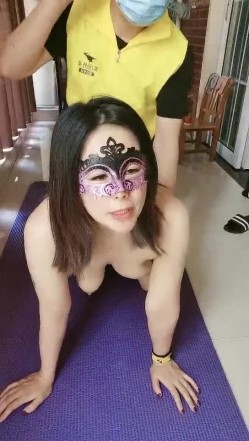 骚姑姑勾搭上门送外卖的小哥激情啪啪，口交大鸡巴让外卖小哥在地上各种爆草抽插，直接射在嘴里给狼友看吞精 截图10