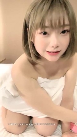 【无敌清纯金色短发萌妹】情趣学生制服小短裙，浴室跳蛋假屌轮番上，震的太爽表情很享受，低低呻吟假屌骑坐拍打屁股 截图9