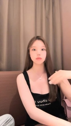 G奶女神，超级漂亮，【巨乳girl】，啪啪~裸舞~道具~爽，纯天然无添加，甩起来画面好震撼，推荐一看！ 截图3