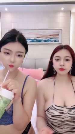 【小白兔双飞】极品姐妹花 跪舔大鸡巴 无套内射 表情好骚 精液流出来了 截图2