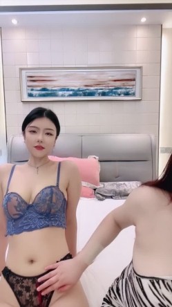 【小白兔双飞】极品姐妹花 跪舔大鸡巴 无套内射 表情好骚 精液流出来了 截图3