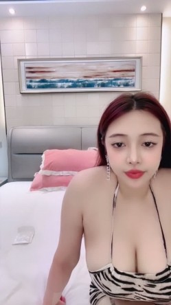【小白兔双飞】极品姐妹花 跪舔大鸡巴 无套内射 表情好骚 精液流出来了 截图4