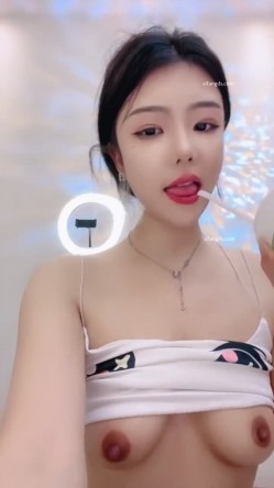 【小白兔双飞】极品姐妹花 跪舔大鸡巴 无套内射 表情好骚 精液流出来了 截图13