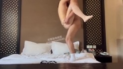 富家公子哥体育生『Sy』大二学妹背着男朋友偷情，对白刺激，一直说他男朋友不行。最后抱操内射，精液全部灌进学妹骚逼里。 截图6