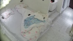 酒店偷拍 年轻情侣假期换上碎花情趣睡衣化妆美美的拍照后激情啪啪 截图4