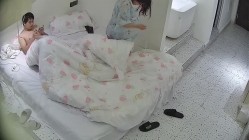 酒店偷拍 年轻情侣假期换上碎花情趣睡衣化妆美美的拍照后激情啪啪 截图6