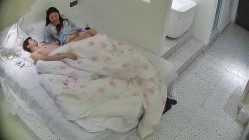 酒店偷拍 年轻情侣假期换上碎花情趣睡衣化妆美美的拍照后激情啪啪 截图7