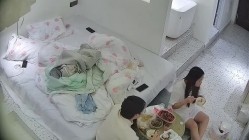 酒店偷拍 年轻情侣假期换上碎花情趣睡衣化妆美美的拍照后激情啪啪 截图10