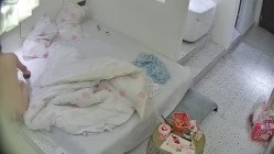 酒店偷拍 年轻情侣假期换上碎花情趣睡衣化妆美美的拍照后激情啪啪 截图13
