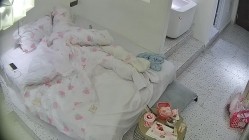 酒店偷拍 年轻情侣假期换上碎花情趣睡衣化妆美美的拍照后激情啪啪 截图14