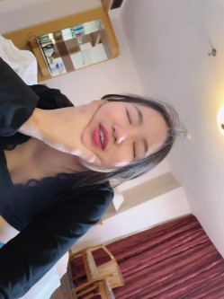 《贵在真实反差淫妻》露脸才是王道！顶级绿帽刷锅狠人，广东大奶美骚妻【雅雅】私拍第二季，商场户外露出3P全程露脸 截图5