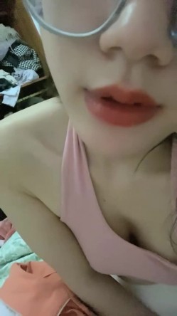 【被上帝咬过的苹果】两位新人~!大学生下海~道具自慰~都是十八九岁，花一样的年纪，强烈推荐！ 截图4