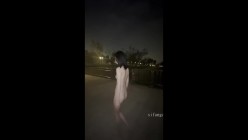 苗条文静眼镜美少女各种户外场景大胆露出，天桥，江边各种人前极限露出，人前女神 人后小狗 截图3