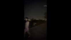 苗条文静眼镜美少女各种户外场景大胆露出，天桥，江边各种人前极限露出，人前女神 人后小狗 截图9