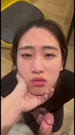 气质留学生小姐姐露脸性爱啪啪自拍，跪着吸鸡巴眼睛含情脉脉直勾勾盯着炮友 截图2