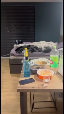 气质留学生小姐姐露脸性爱啪啪自拍，跪着吸鸡巴眼睛含情脉脉直勾勾盯着炮友 截图4