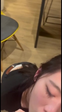 气质留学生小姐姐露脸性爱啪啪自拍，跪着吸鸡巴眼睛含情脉脉直勾勾盯着炮友 截图5