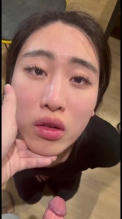 气质留学生小姐姐露脸性爱啪啪自拍，跪着吸鸡巴眼睛含情脉脉直勾勾盯着炮友 截图7
