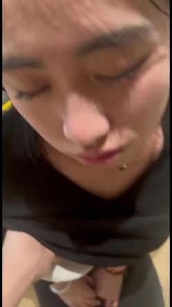 气质留学生小姐姐露脸性爱啪啪自拍，跪着吸鸡巴眼睛含情脉脉直勾勾盯着炮友 截图9
