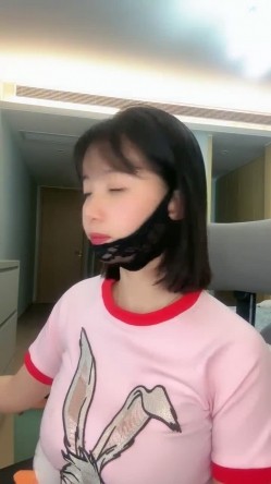 绿播下海！顶级G奶女神~【暖暖】扣穴自慰！绝对秒射，童颜巨乳！ 截图3