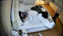 酒店偷拍放假大学生情侣头戴可爱发卡的乖巧女友穿上黑丝配合男友啪啪拍照 截图15