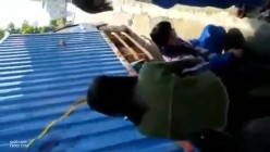 捉奸-女学生欺负老实同学把裤子强行脱了 截图3