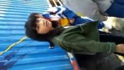 捉奸-女学生欺负老实同学把裤子强行脱了 截图5