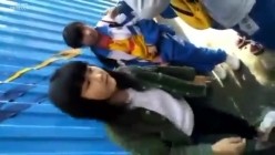 捉奸-女学生欺负老实同学把裤子强行脱了 截图9
