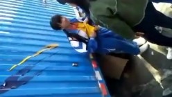 捉奸-女学生欺负老实同学把裤子强行脱了 截图15