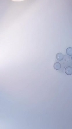 长发飘飘御姐型美女主播 口交道具 单腿穿着黑丝 床上道具插逼自慰秀 假JJ震动阴蒂 插逼 快速抽插 截图2
