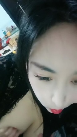 母乳少妇深夜惨遭大哥蹂躏，全程露脸黑丝肚兜情趣诱惑，让大哥吃奶抠逼，还被草嘴舔鸡巴，无套抽插口爆吞精 截图4