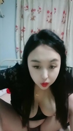 母乳少妇深夜惨遭大哥蹂躏，全程露脸黑丝肚兜情趣诱惑，让大哥吃奶抠逼，还被草嘴舔鸡巴，无套抽插口爆吞精 截图7