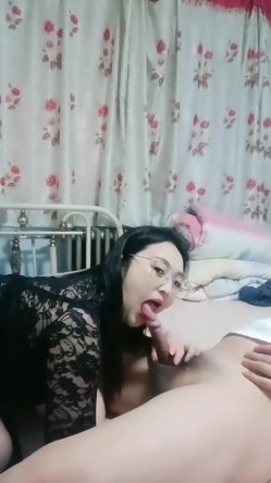 母乳少妇深夜惨遭大哥蹂躏，全程露脸黑丝肚兜情趣诱惑，让大哥吃奶抠逼，还被草嘴舔鸡巴，无套抽插口爆吞精 截图9
