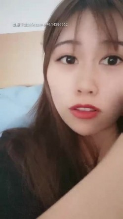 小再一线天长相甜美妹子道具自慰喷水，脱光光特写震动棒摩擦粉穴插入翘屁股 截图1