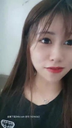 小再一线天长相甜美妹子道具自慰喷水，脱光光特写震动棒摩擦粉穴插入翘屁股 截图2