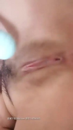 小再一线天长相甜美妹子道具自慰喷水，脱光光特写震动棒摩擦粉穴插入翘屁股 截图3