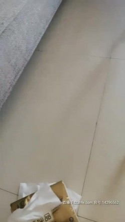 小再一线天长相甜美妹子道具自慰喷水，脱光光特写震动棒摩擦粉穴插入翘屁股 截图4