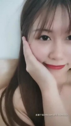 小再一线天长相甜美妹子道具自慰喷水，脱光光特写震动棒摩擦粉穴插入翘屁股 截图9