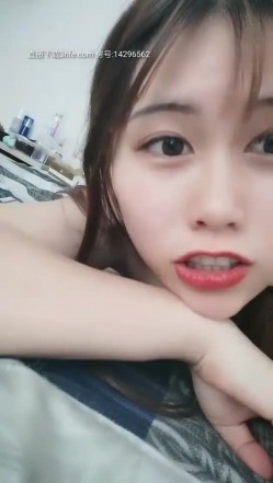 小再一线天长相甜美妹子道具自慰喷水，脱光光特写震动棒摩擦粉穴插入翘屁股 截图11