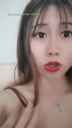 小再一线天长相甜美妹子道具自慰喷水，脱光光特写震动棒摩擦粉穴插入翘屁股 截图14