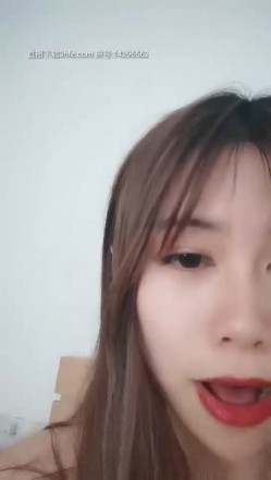 小再一线天长相甜美妹子道具自慰喷水，脱光光特写震动棒摩擦粉穴插入翘屁股 截图15