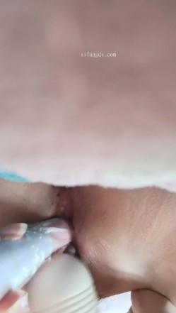 最新快手泄密！风骚大奶苗条熟女【金儿】私拍，脸穴同框投入自慰性爱，上了年纪的女人太会骚了 截图7