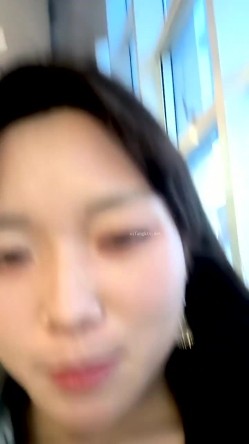 户外露出达人【御姐爱深喉】丝袜裸空从商场到图书馆再到超市裸空，周围人声鼎沸，玩得好刺激！ 截图6