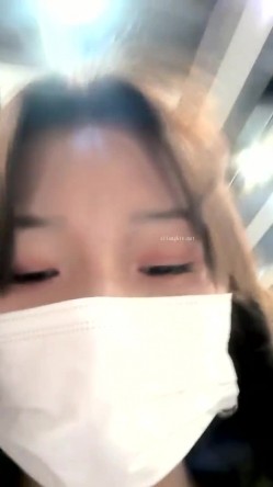 户外露出达人【御姐爱深喉】丝袜裸空从商场到图书馆再到超市裸空，周围人声鼎沸，玩得好刺激！ 截图11
