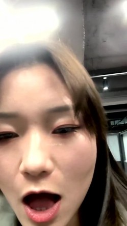 户外露出达人【御姐爱深喉】丝袜裸空从商场到图书馆再到超市裸空，周围人声鼎沸，玩得好刺激！ 截图13