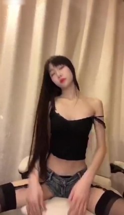 超顶颜值窈窕身材网红美少女 八月未央  露脸超短裤吊带黑丝激情艳舞 超长巨物速攻美穴爆浆痉挛 截图1
