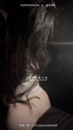 超极品身材尤物『欣欣子』瞒着老公说和闺蜜出去旅游，户外沙滩露出+海边野战，大神ICICIS重新剪辑版本 截图10