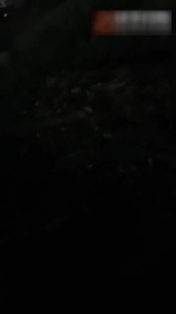 【对白刺激】大晚上驾车接上加班的少妇偷情，脱下裤子打灯光掰穴在菜地边操逼，第一人称视角后入无套内射 截图1
